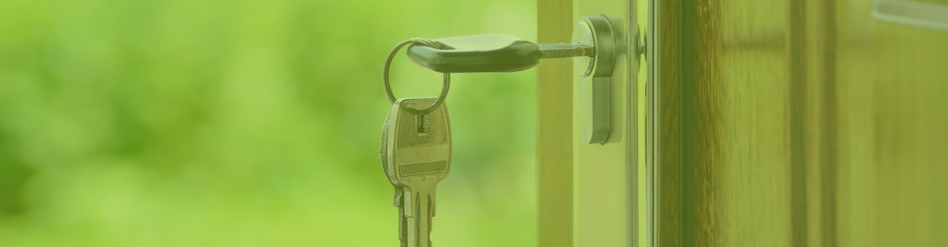 Porte arrière de maison mitoyenne donnant sur la cour